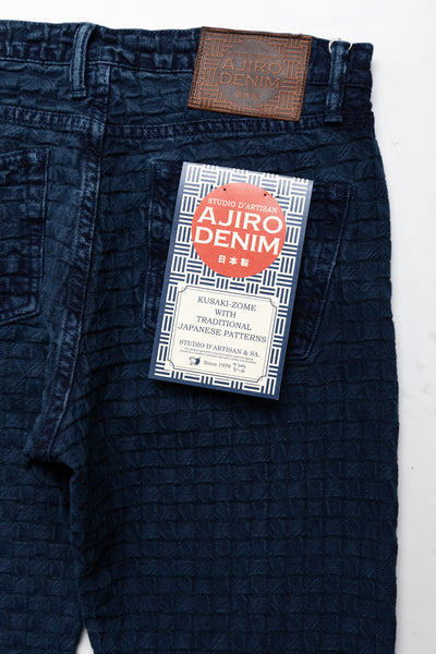 Studio D'Artisan original denim based on Ajiro weave, a classic kimono pattern.  13oz original denim woven with a combination of different weaves alternately and calculated to create a three-dimensional mesh-like unevenness due to the difference in shrinkage of the fabric when washed. Relax Tapered Fit Color: Indigo 