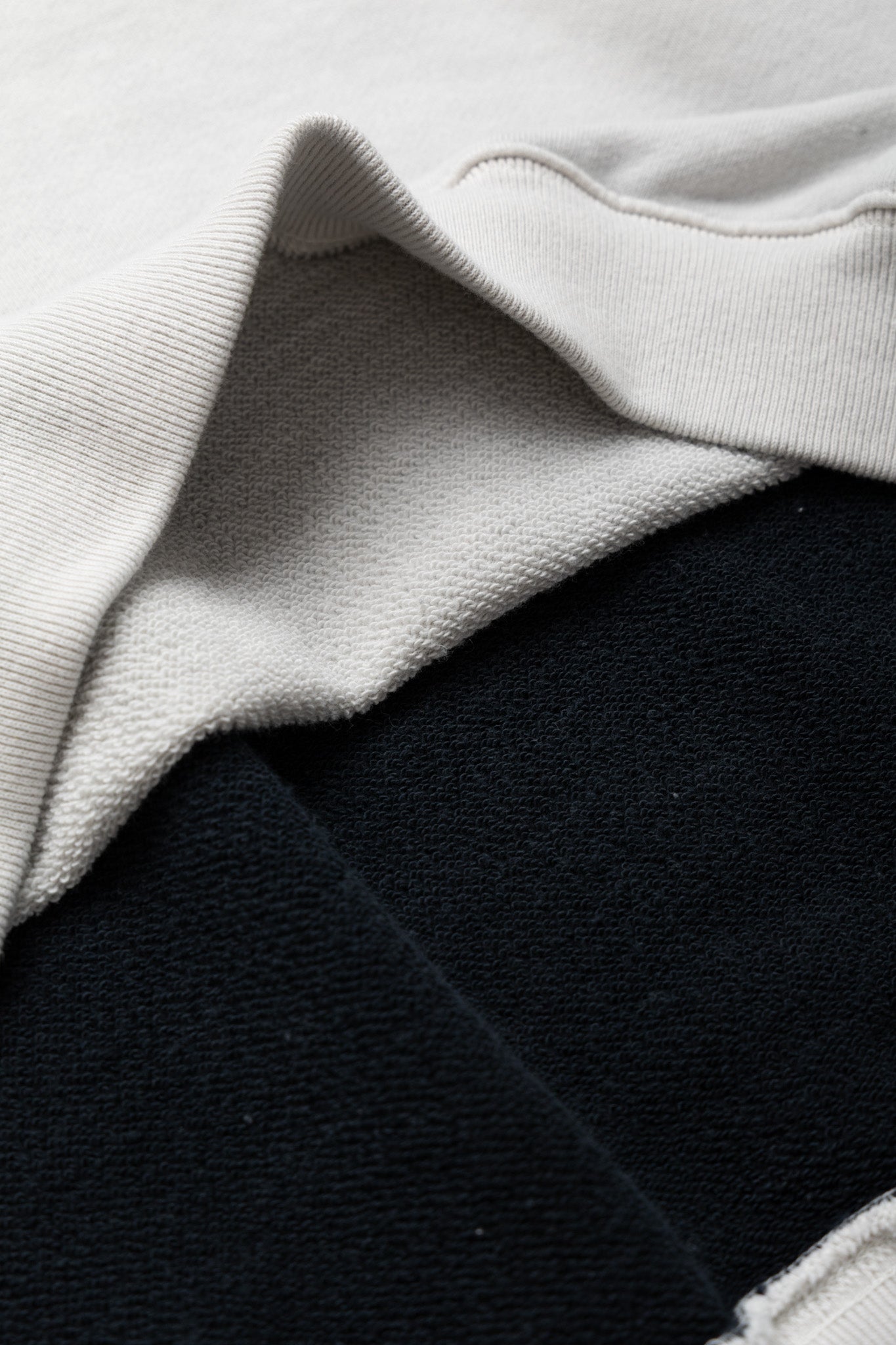 Fleece Knit 2TONES Remake BIG SWT (BONE) - Ecru x Black