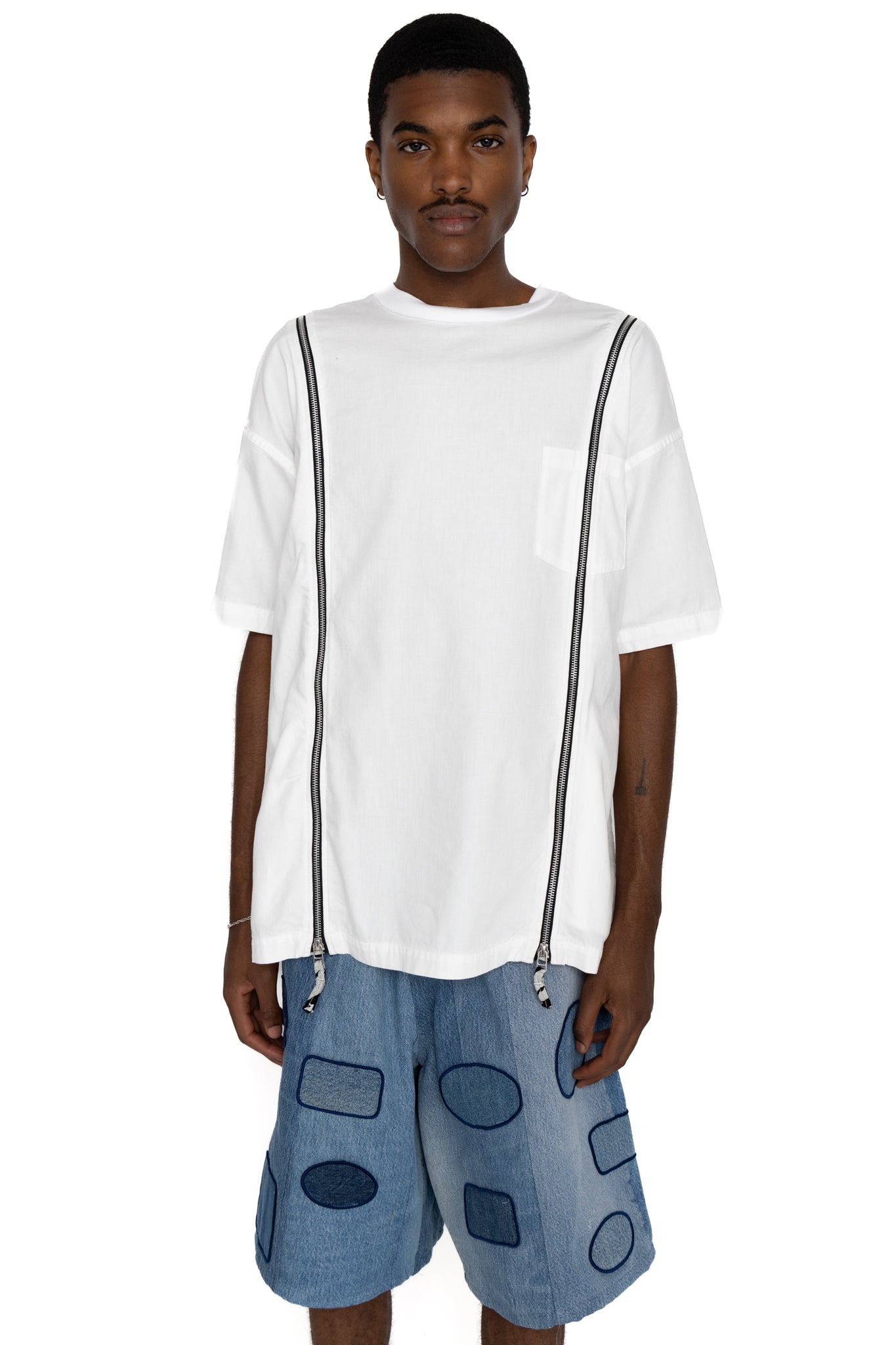  OLD PARK's x MINEDENIM's original denim T-shirt made from 6oz natural slub light ounce denim. Various silhouettes can be adjusted by opening and closing the zipper that runs from the shoulder to the hem. Loose silhouette denim T-shirt 