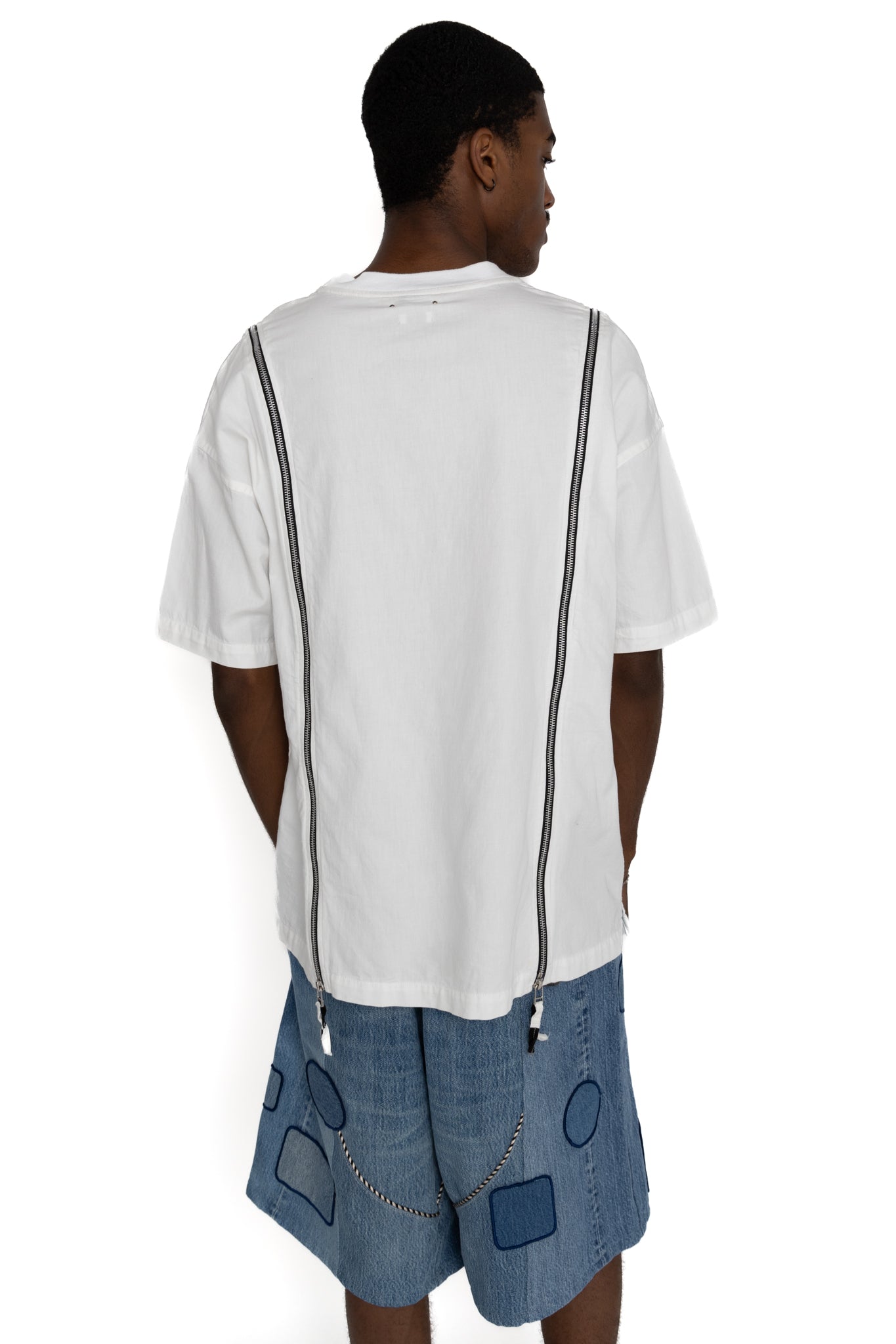  OLD PARK's x MINEDENIM's original denim T-shirt made from 6oz natural slub light ounce denim. Various silhouettes can be adjusted by opening and closing the zipper that runs from the shoulder to the hem. Loose silhouette denim T-shirt 