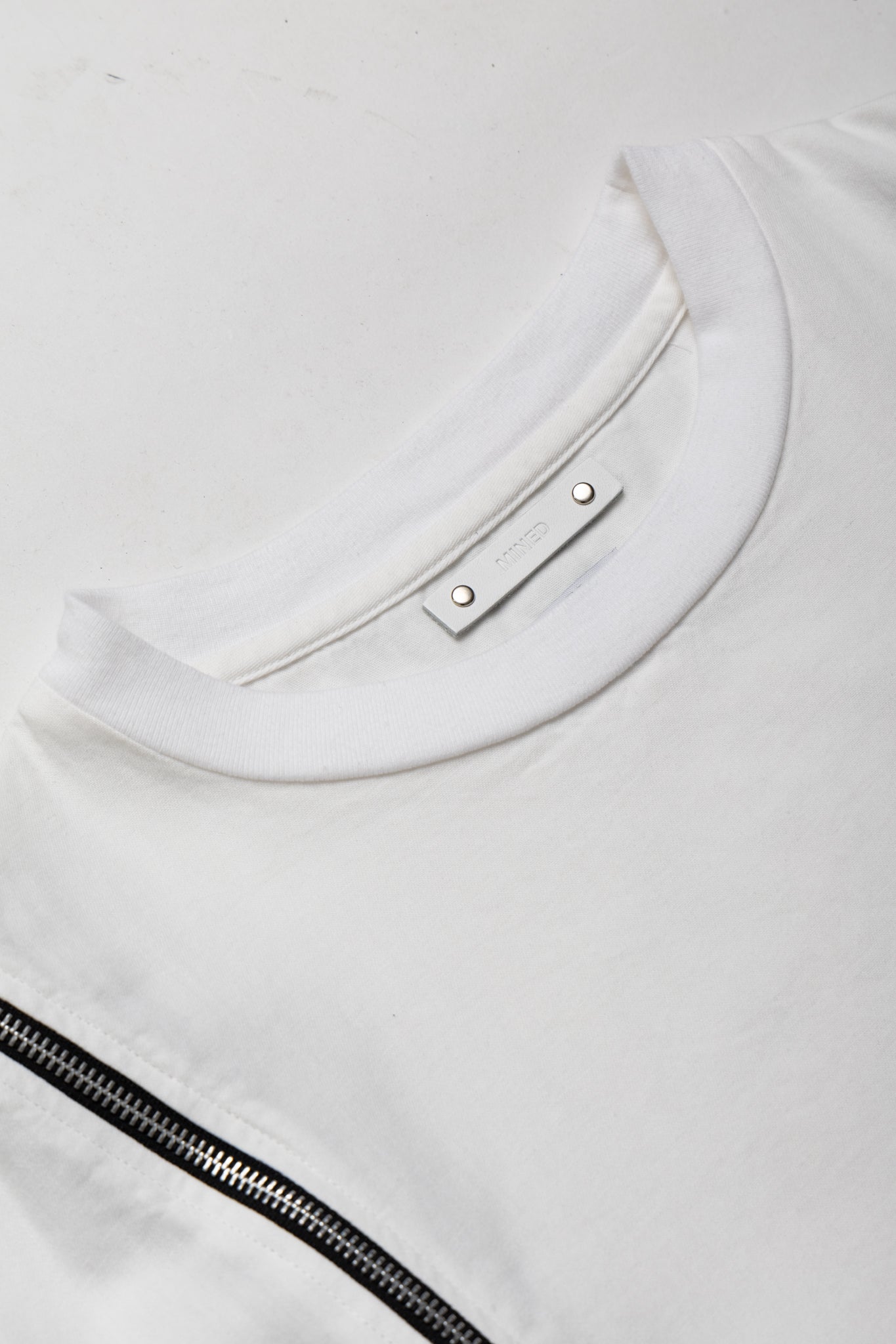  OLD PARK's x MINEDENIM's original denim T-shirt made from 6oz natural slub light ounce denim. Various silhouettes can be adjusted by opening and closing the zipper that runs from the shoulder to the hem. Loose silhouette denim T-shirt 