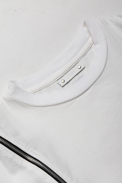  OLD PARK's x MINEDENIM's original denim T-shirt made from 6oz natural slub light ounce denim. Various silhouettes can be adjusted by opening and closing the zipper that runs from the shoulder to the hem. Loose silhouette denim T-shirt 