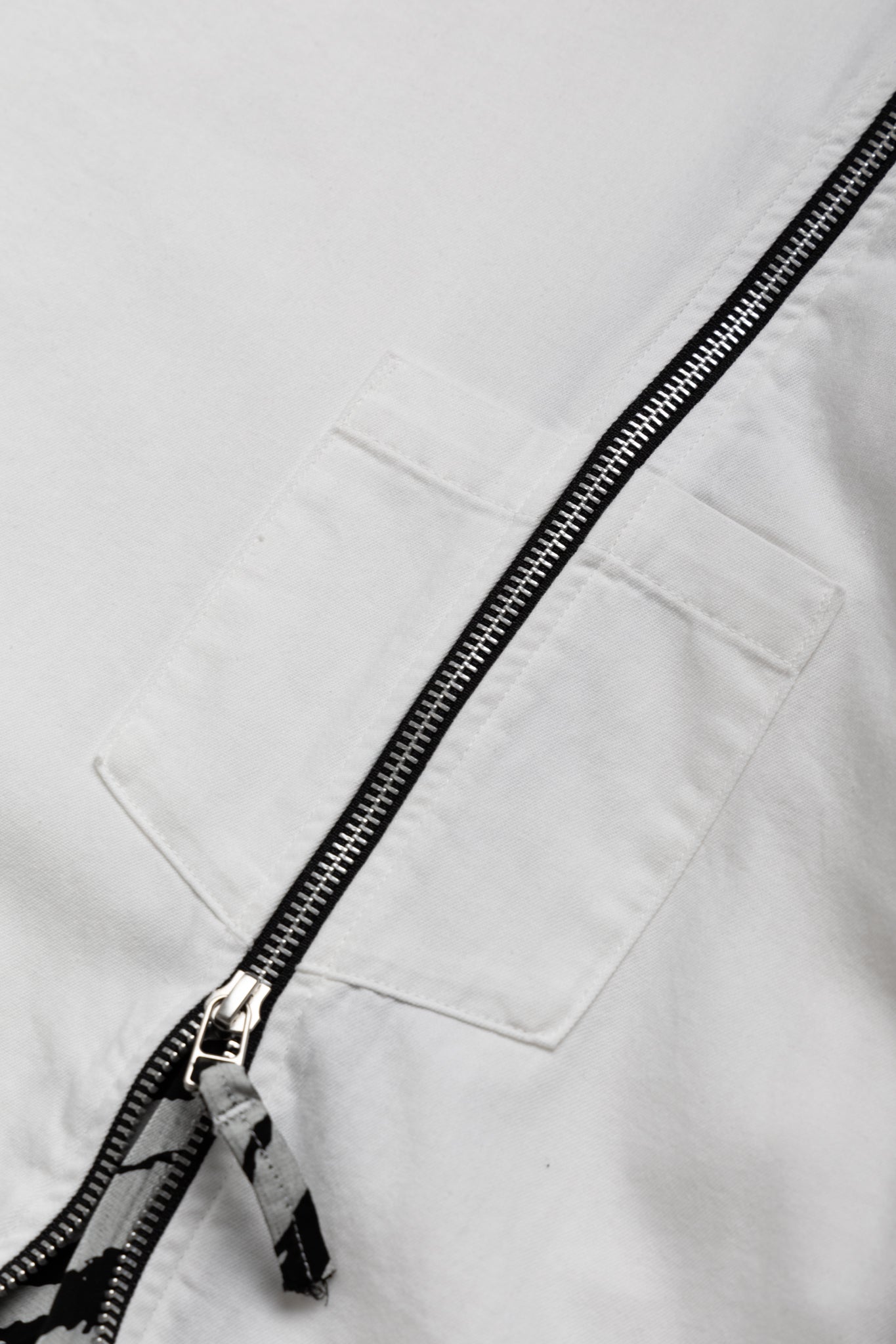  OLD PARK's x MINEDENIM's original denim T-shirt made from 6oz natural slub light ounce denim. Various silhouettes can be adjusted by opening and closing the zipper that runs from the shoulder to the hem. Loose silhouette denim T-shirt 