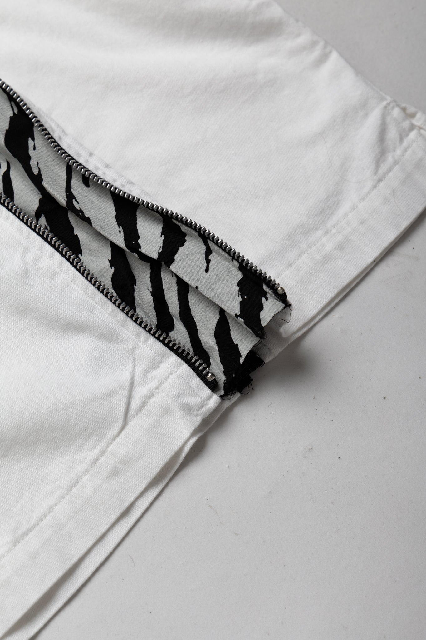  OLD PARK's x MINEDENIM's original denim T-shirt made from 6oz natural slub light ounce denim. Various silhouettes can be adjusted by opening and closing the zipper that runs from the shoulder to the hem. Loose silhouette denim T-shirt 