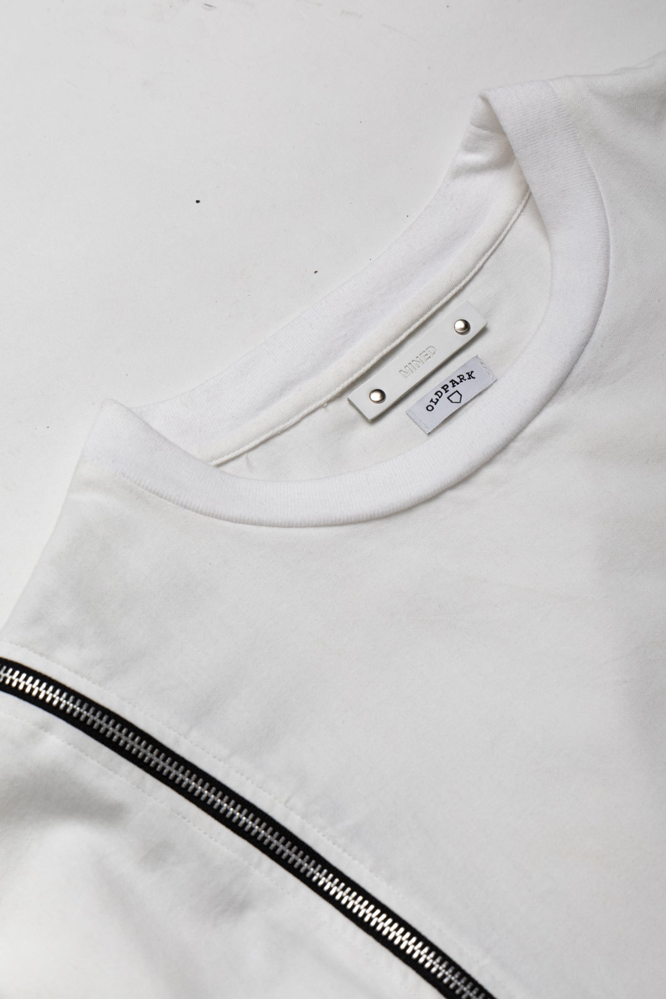  OLD PARK's x MINEDENIM's original denim T-shirt made from 6oz natural slub light ounce denim. Various silhouettes can be adjusted by opening and closing the zipper that runs from the shoulder to the hem. Loose silhouette denim T-shirt 