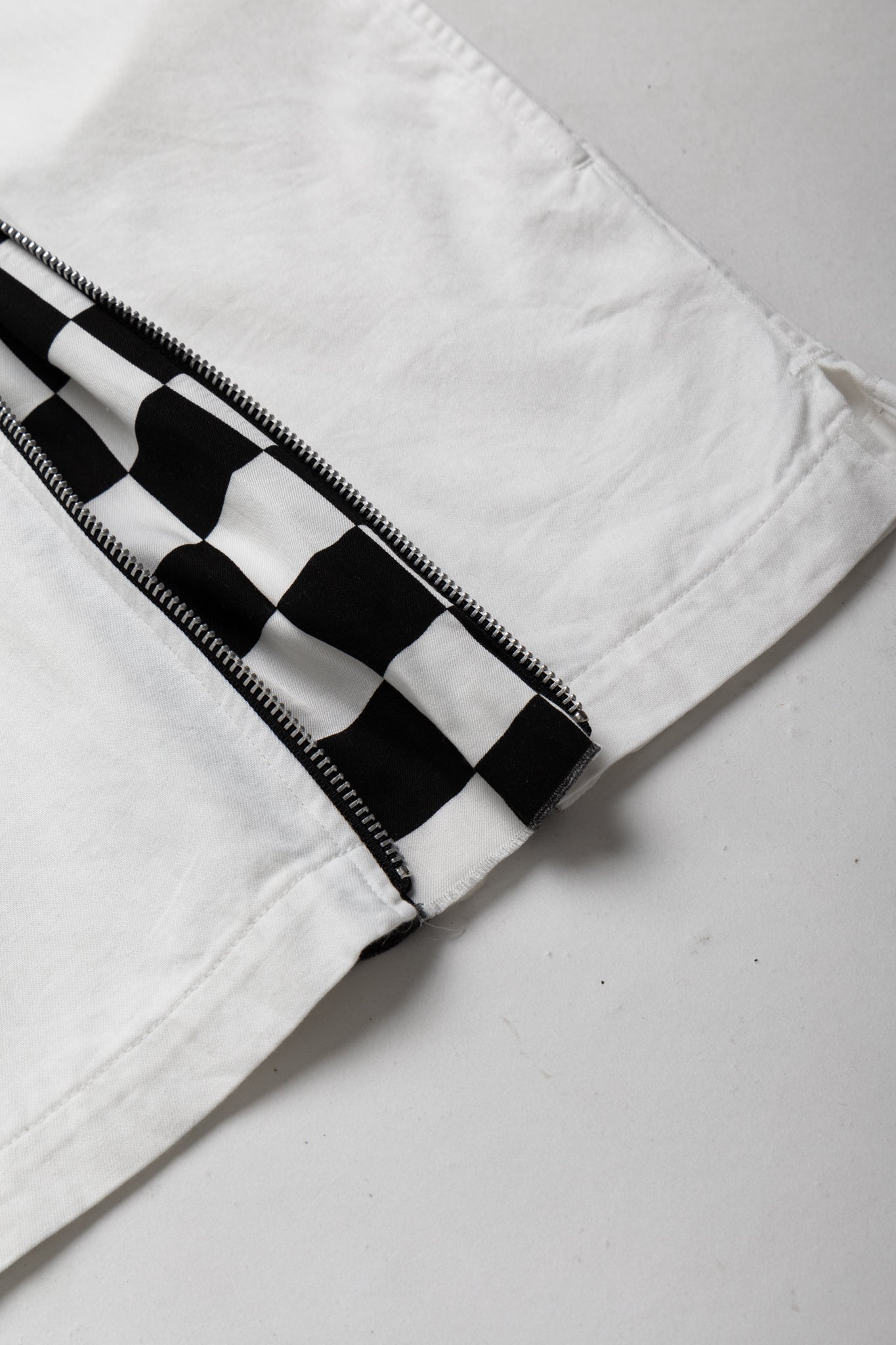 OLD PARK's x MINEDENIM's original denim T-shirt made from 6oz natural slub light ounce denim. Various silhouettes can be adjusted by opening and closing the zipper that runs from the shoulder to the hem. Loose silhouette denim T-shirt 