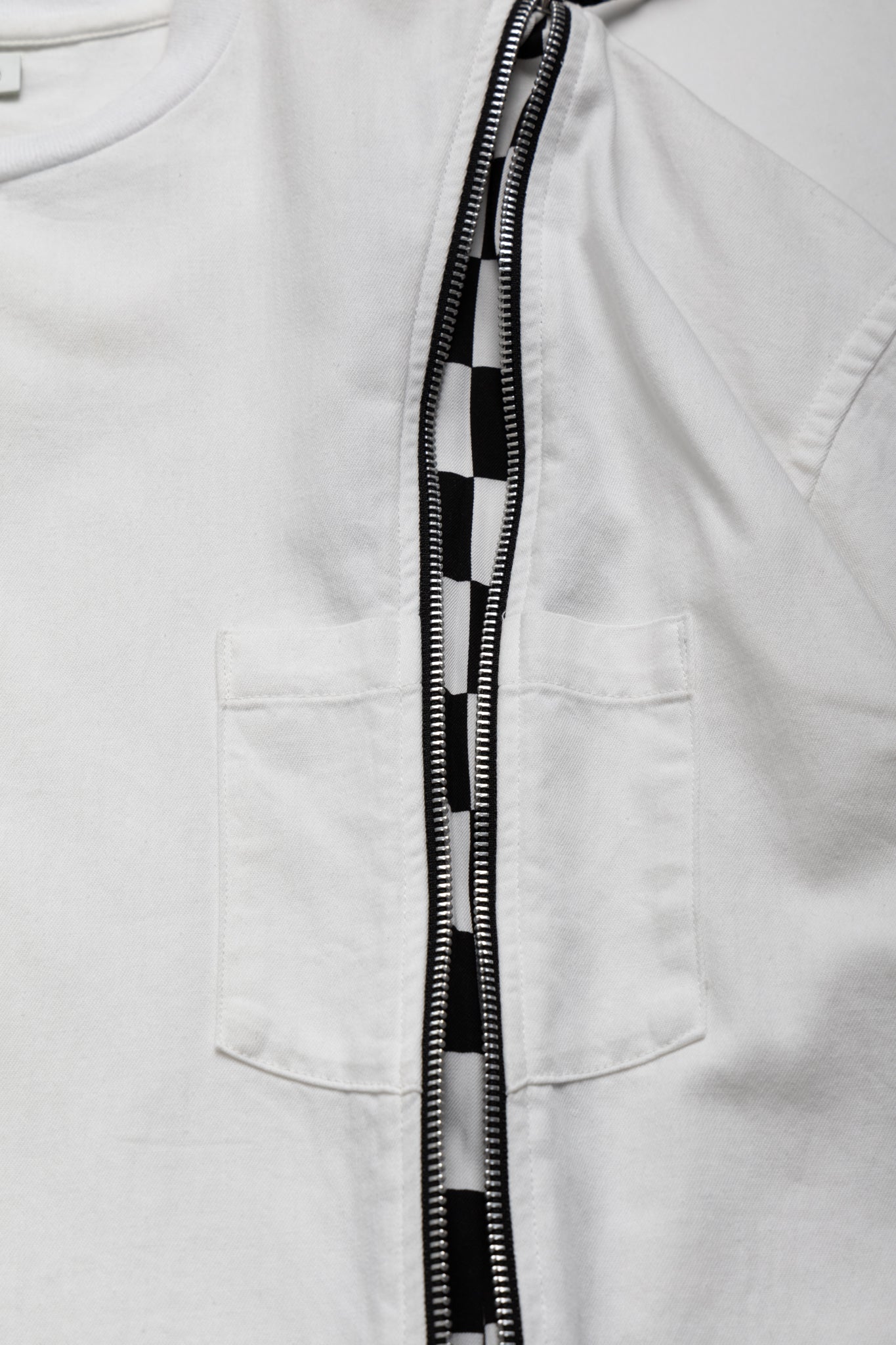  OLD PARK's x MINEDENIM's original denim T-shirt made from 6oz natural slub light ounce denim. Various silhouettes can be adjusted by opening and closing the zipper that runs from the shoulder to the hem. Loose silhouette denim T-shirt 
