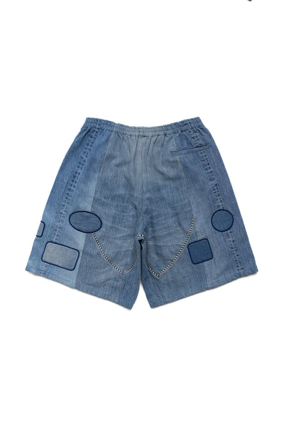 OLD PARK x MINEDENIM original collaboration shorts reconstructed using scraps of vintage jeans. Randomly arranged denim patches made from used denim 