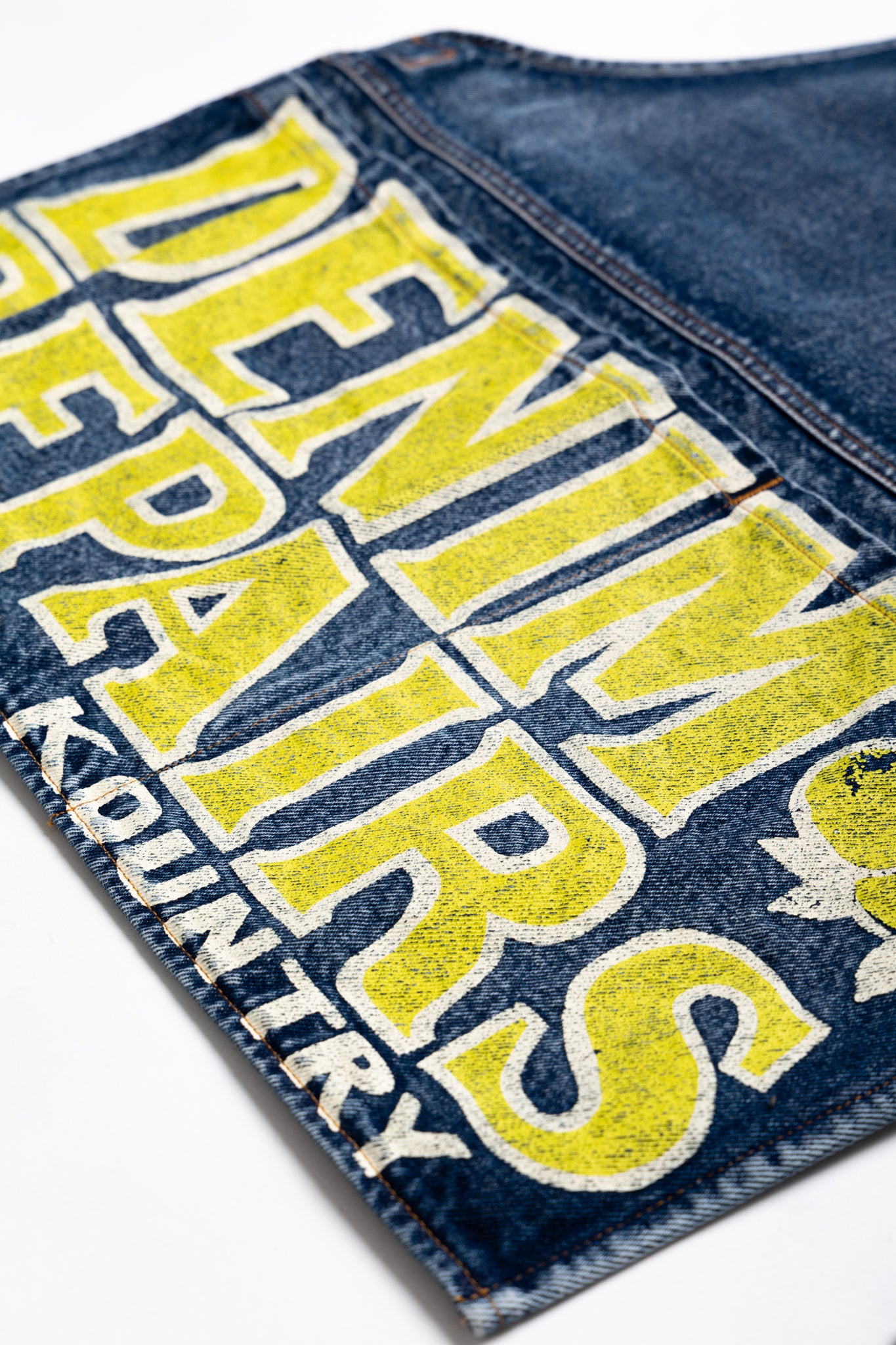 Kapital 2023 Spring Summer advertising apron with a vintage-like logo 3 pockets with different sizes. Featured on the apron is yellow Novelty typography. 13oz distressed denim. Color: Yellow 100% Cotton Made in Japan. 