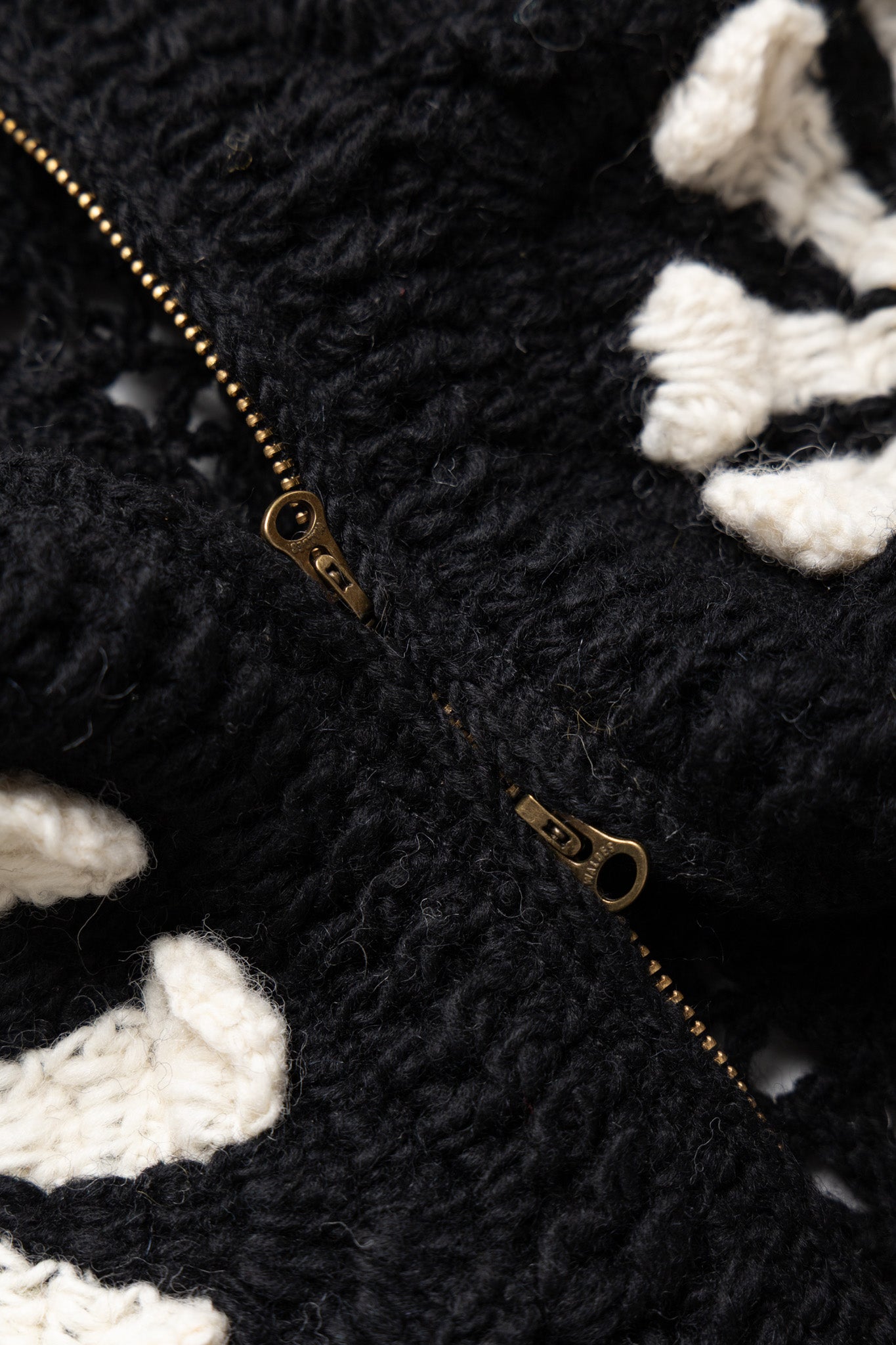 V-Neck Zip Cardigan "Square Flower" - Black