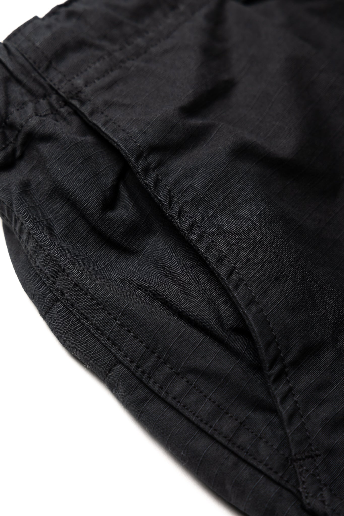 Orslow's easy to wear trousers with an elastic waist and cord drawstring made in Japan. 100% cotton ripstop fabric. Straight leg with a slight taper that features two front pockets and one back. 