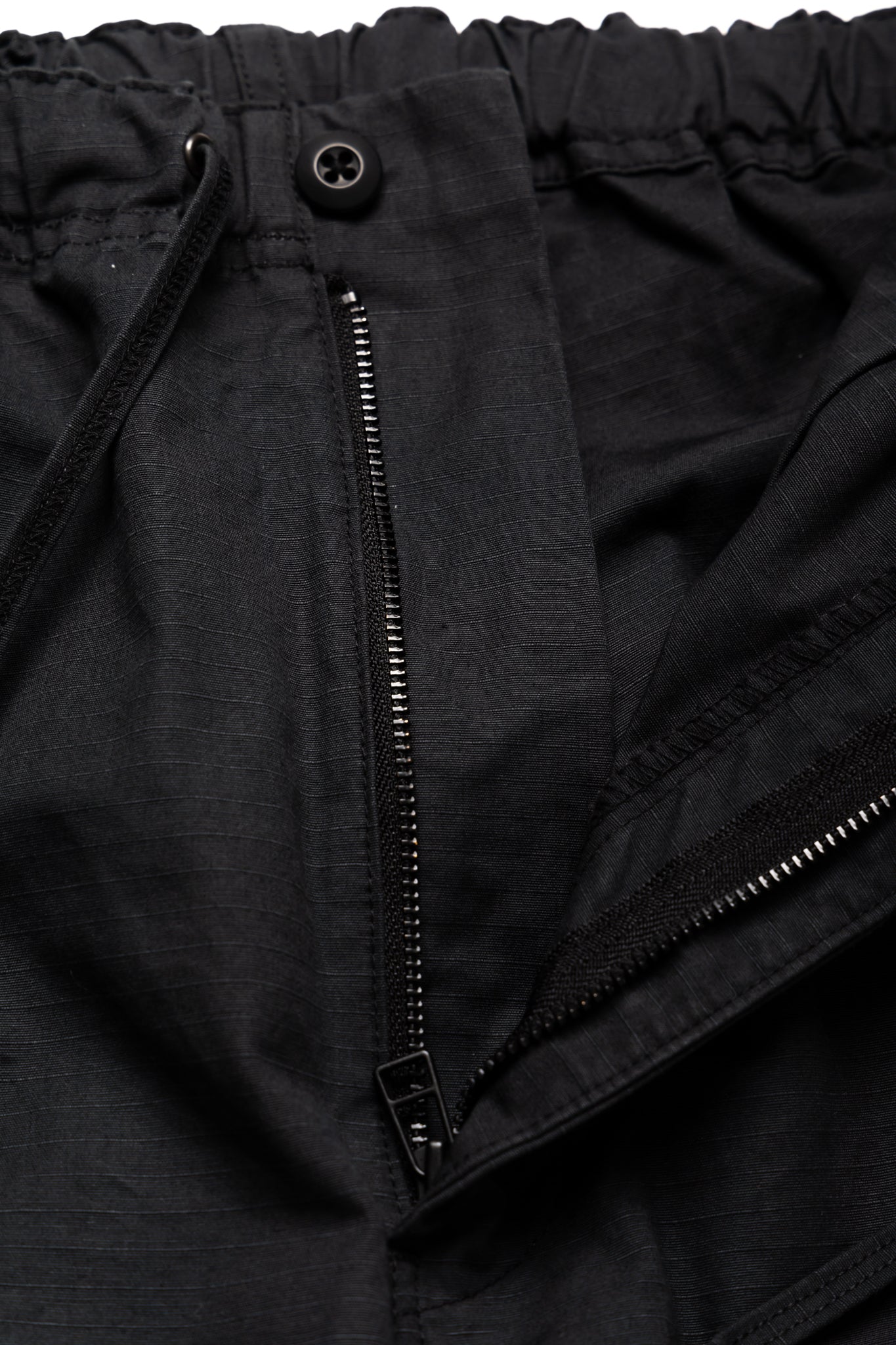 Orslow's easy to wear trousers with an elastic waist and cord drawstring made in Japan. 100% cotton ripstop fabric. Straight leg with a slight taper that features two front pockets and one back. 