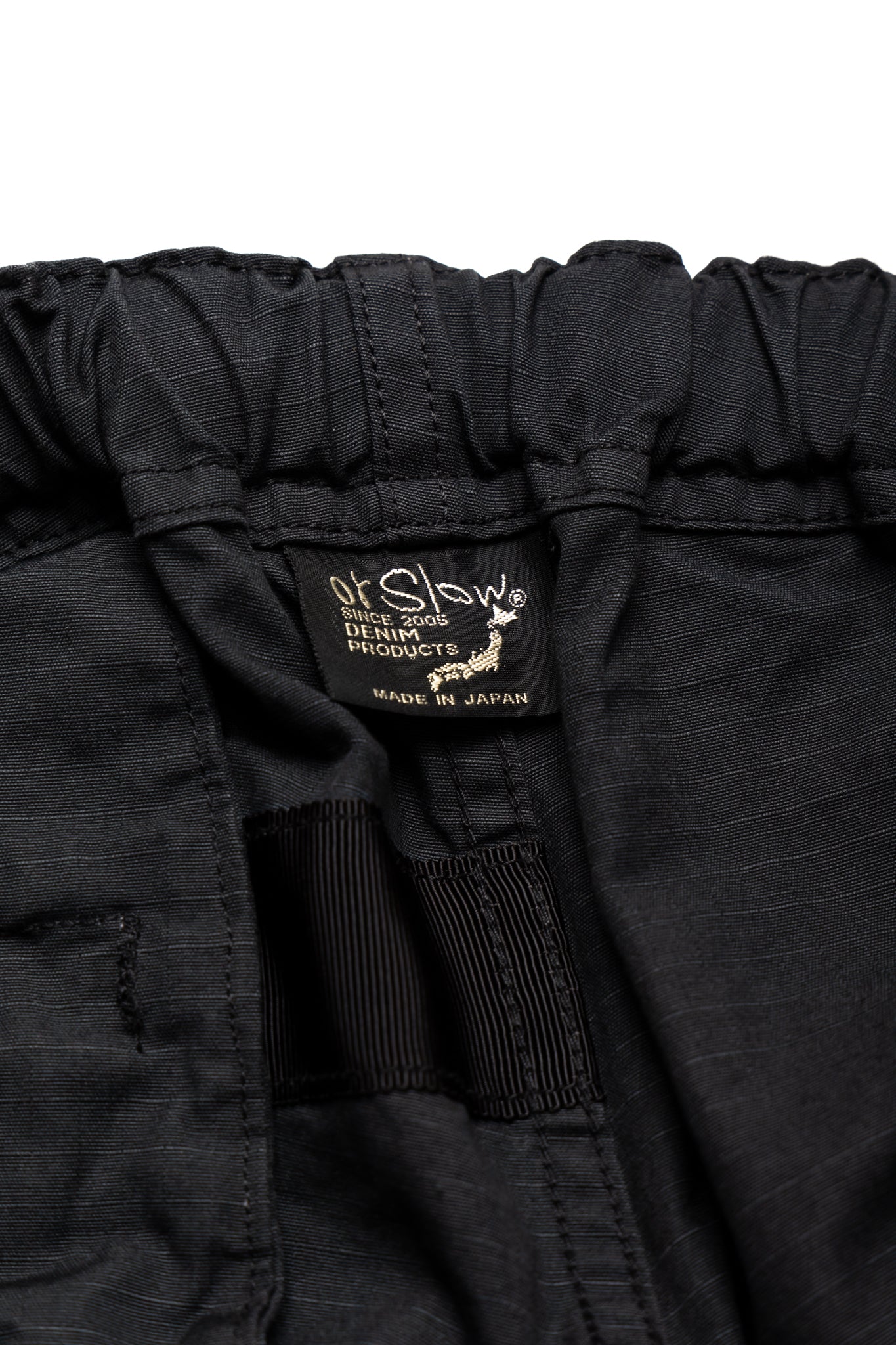 Orslow's easy to wear trousers with an elastic waist and cord drawstring made in Japan. 100% cotton ripstop fabric. Straight leg with a slight taper that features two front pockets and one back. 