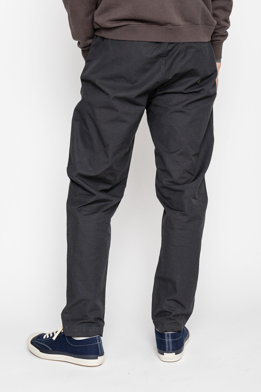Orslow's easy to wear trousers with an elastic waist and cord drawstring made in Japan. 100% cotton ripstop fabric. Straight leg with a slight taper that features two front pockets and one back. 