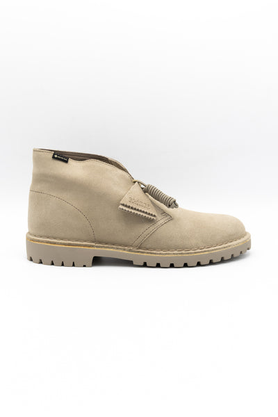 Clarks Originals collaboration with BEAMS. Color: Sand. Suede upper "GORE-TEX (R)" with excellent waterproof and moisture permeability for the upper. Rubber sole. Elastic gore inside the shoes that allows them to be worn as a slip on without a shoelace