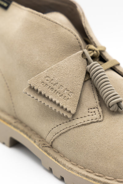 Clarks Originals collaboration with BEAMS. Color: Sand. Suede upper "GORE-TEX (R)" with excellent waterproof and moisture permeability for the upper. Rubber sole. Elastic gore inside the shoes that allows them to be worn as a slip on without a shoelace