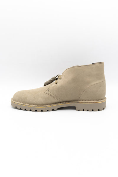 Clarks Originals collaboration with BEAMS. Color: Sand. Suede upper "GORE-TEX (R)" with excellent waterproof and moisture permeability for the upper. Rubber sole. Elastic gore inside the shoes that allows them to be worn as a slip on without a shoelace