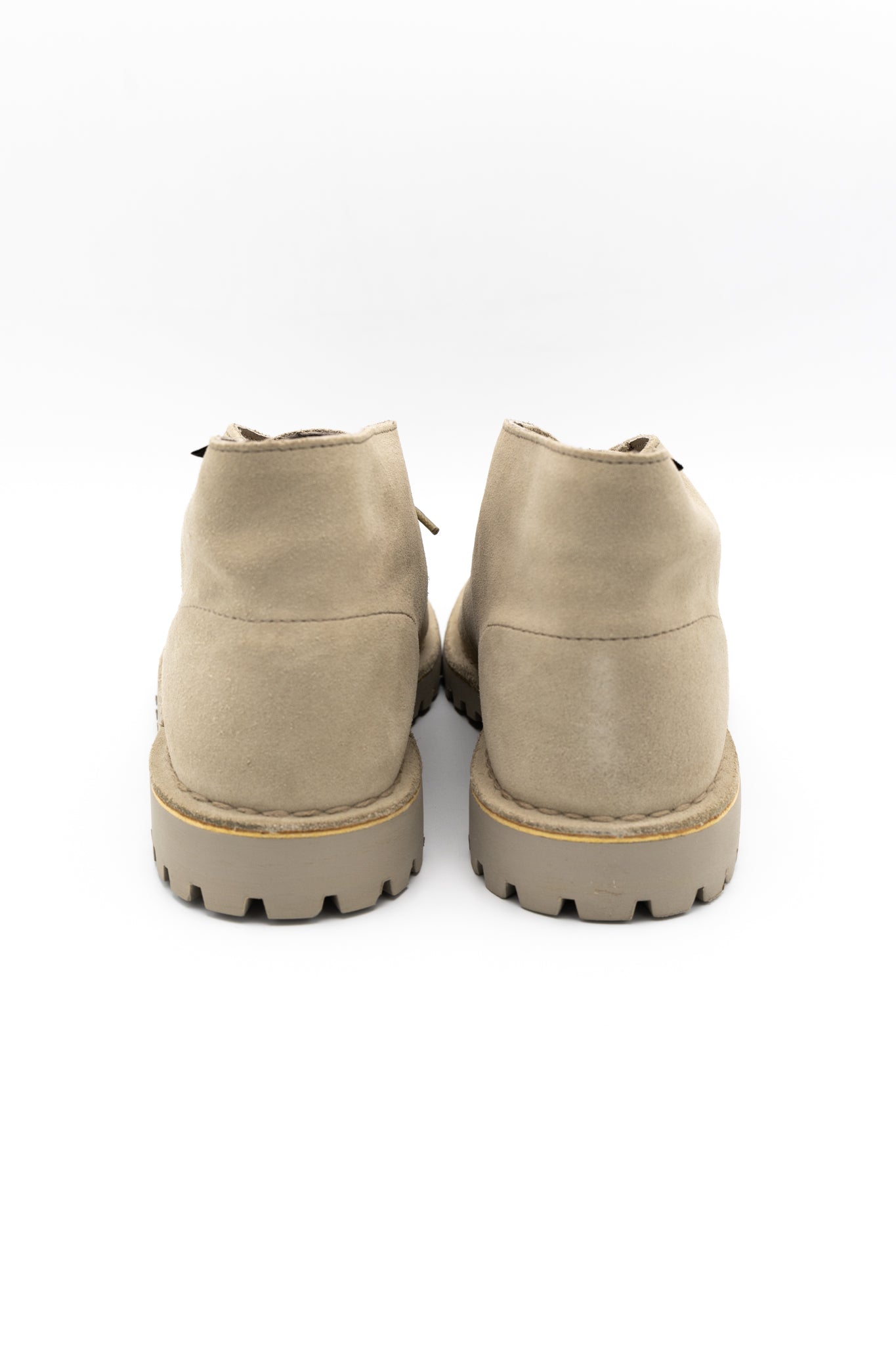 Clarks Originals collaboration with BEAMS. Color: Sand. Suede upper "GORE-TEX (R)" with excellent waterproof and moisture permeability for the upper. Rubber sole. Elastic gore inside the shoes that allows them to be worn as a slip on without a shoelace