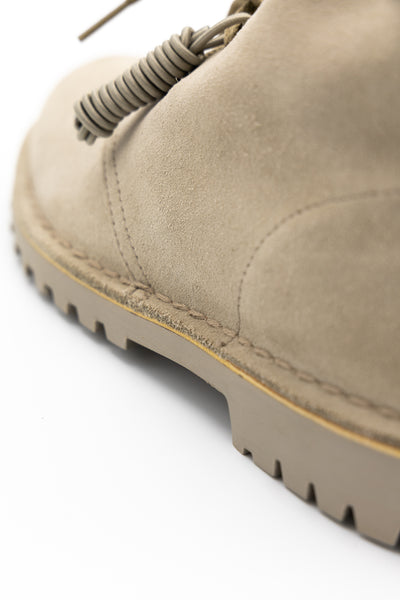 Clarks Originals collaboration with BEAMS. Color: Sand. Suede upper "GORE-TEX (R)" with excellent waterproof and moisture permeability for the upper. Rubber sole. Elastic gore inside the shoes that allows them to be worn as a slip on without a shoelace