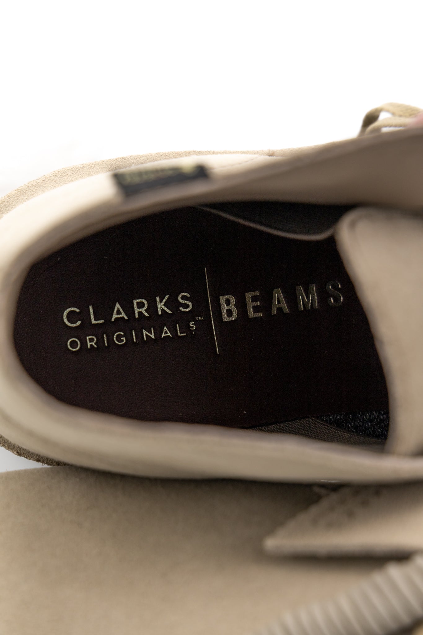Clarks Originals collaboration with BEAMS. Color: Sand. Suede upper "GORE-TEX (R)" with excellent waterproof and moisture permeability for the upper. Rubber sole. Elastic gore inside the shoes that allows them to be worn as a slip on without a shoelace