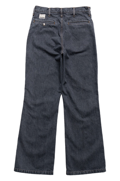 From Kapital. The silhouette of Frisco Jeans, which has room around the thighs, is arranged in a slightly flared style. L-shaped pocket It has a pintuck design that looks like a center press. Zipper Fly Distressed. Color: Faded Black. Made in Japan