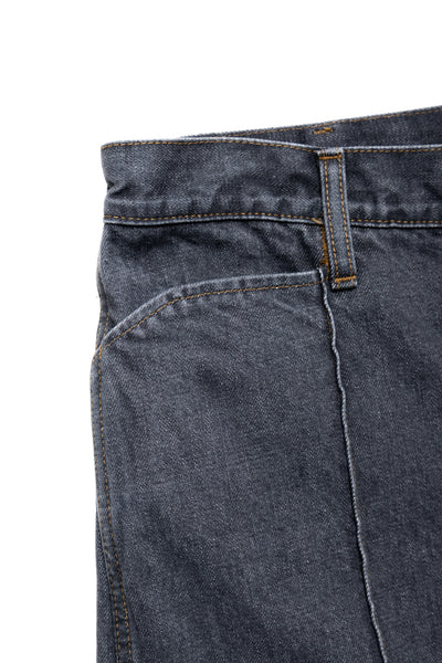 From Kapital. The silhouette of Frisco Jeans, which has room around the thighs, is arranged in a slightly flared style. L-shaped pocket It has a pintuck design that looks like a center press. Zipper Fly Distressed. Color: Faded Black. Made in Japan