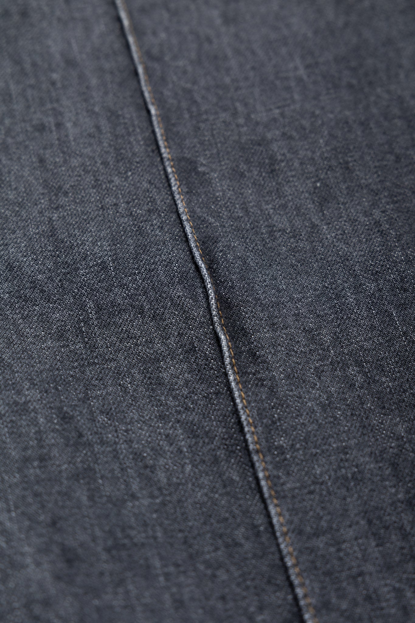 From Kapital. The silhouette of Frisco Jeans, which has room around the thighs, is arranged in a slightly flared style. L-shaped pocket It has a pintuck design that looks like a center press. Zipper Fly Distressed. Color: Faded Black. Made in Japan