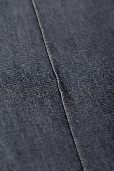 From Kapital. The silhouette of Frisco Jeans, which has room around the thighs, is arranged in a slightly flared style. L-shaped pocket It has a pintuck design that looks like a center press. Zipper Fly Distressed. Color: Faded Black. Made in Japan