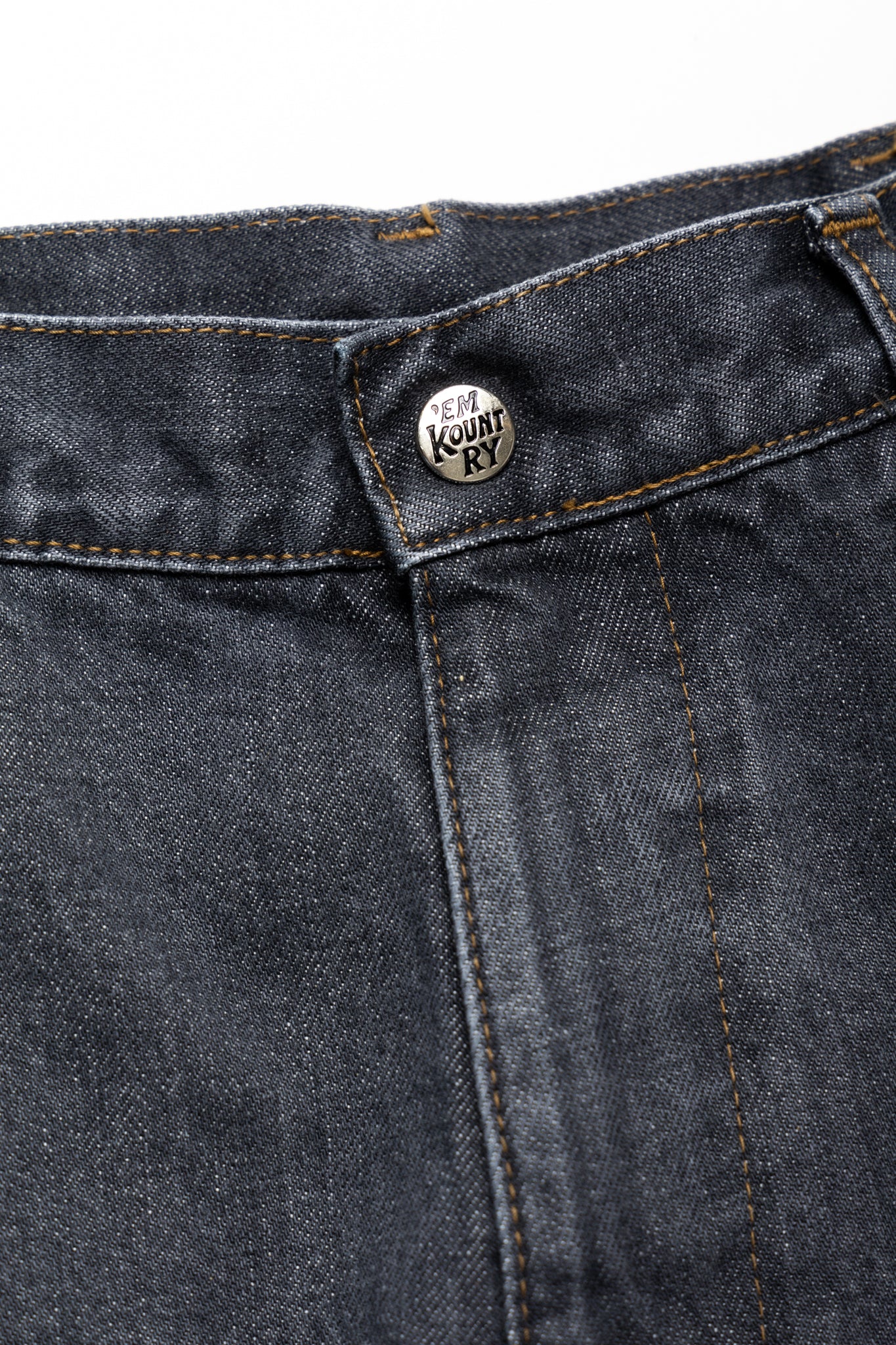 From Kapital. The silhouette of Frisco Jeans, which has room around the thighs, is arranged in a slightly flared style. L-shaped pocket It has a pintuck design that looks like a center press. Zipper Fly Distressed. Color: Faded Black. Made in Japan