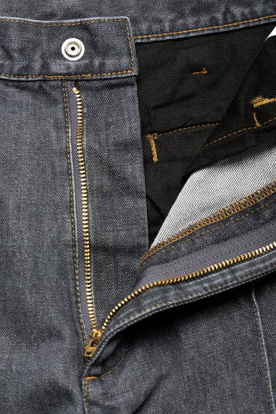 From Kapital. The silhouette of Frisco Jeans, which has room around the thighs, is arranged in a slightly flared style. L-shaped pocket It has a pintuck design that looks like a center press. Zipper Fly Distressed. Color: Faded Black. Made in Japan