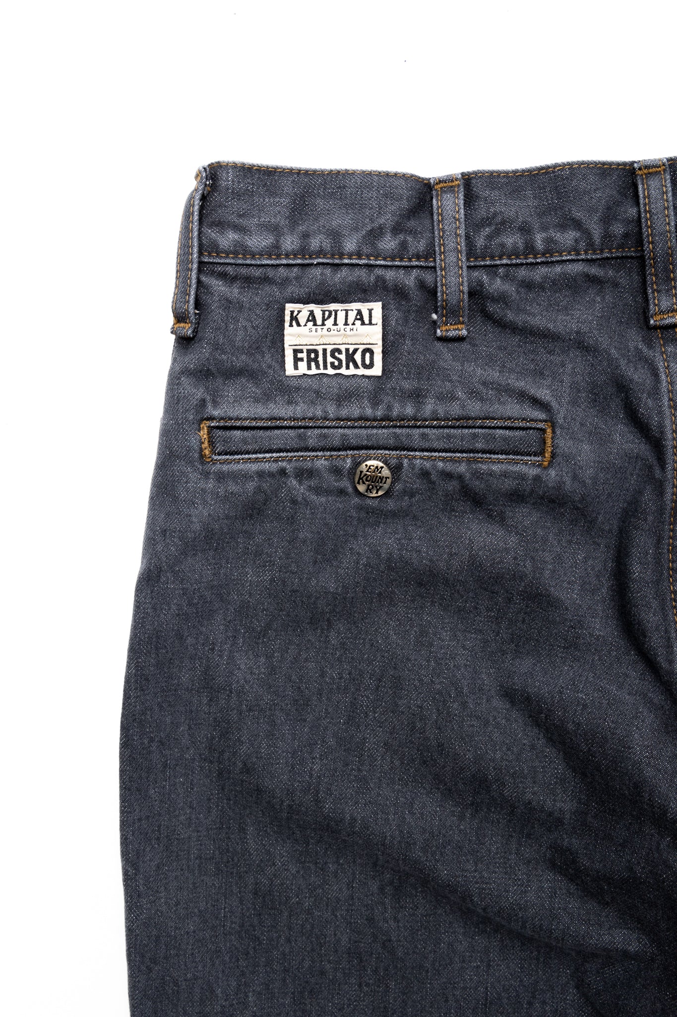 From Kapital. The silhouette of Frisco Jeans, which has room around the thighs, is arranged in a slightly flared style. L-shaped pocket It has a pintuck design that looks like a center press. Zipper Fly Distressed. Color: Faded Black. Made in Japan