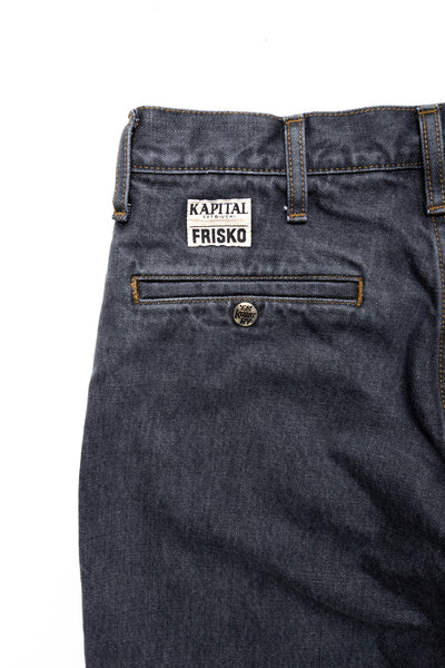 From Kapital. The silhouette of Frisco Jeans, which has room around the thighs, is arranged in a slightly flared style. L-shaped pocket It has a pintuck design that looks like a center press. Zipper Fly Distressed. Color: Faded Black. Made in Japan