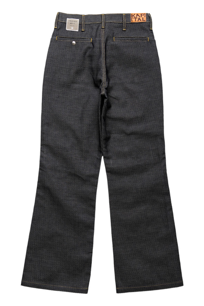 From Kapital. The silhouette of Frisco Jeans, which has room around the thighs, is arranged in a slightly flared style. L-shaped pocket It has a pintuck design that looks like a center press. Zipper Fly Distressed. Color: Semi (Charcoal) x Indigo. Made in Japan