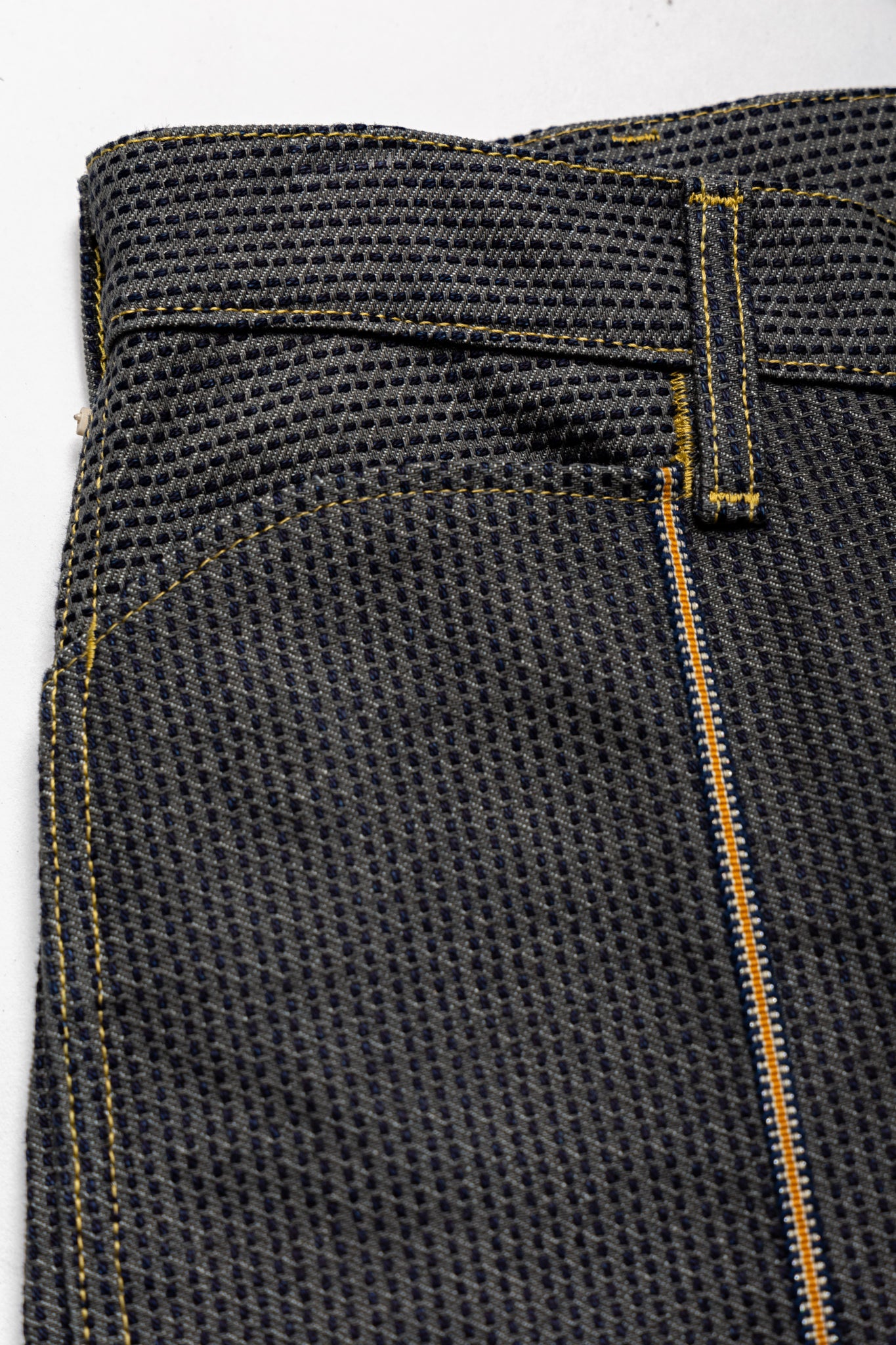 From Kapital. The silhouette of Frisco Jeans, which has room around the thighs, is arranged in a slightly flared style. L-shaped pocket It has a pintuck design that looks like a center press. Zipper Fly Distressed. Color: Semi (Charcoal) x Indigo. Made in Japan