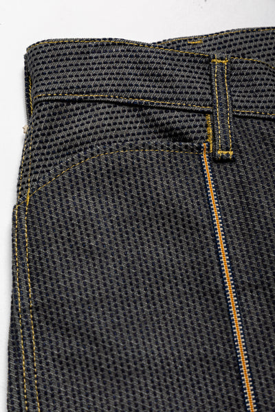 From Kapital. The silhouette of Frisco Jeans, which has room around the thighs, is arranged in a slightly flared style. L-shaped pocket It has a pintuck design that looks like a center press. Zipper Fly Distressed. Color: Semi (Charcoal) x Indigo. Made in Japan