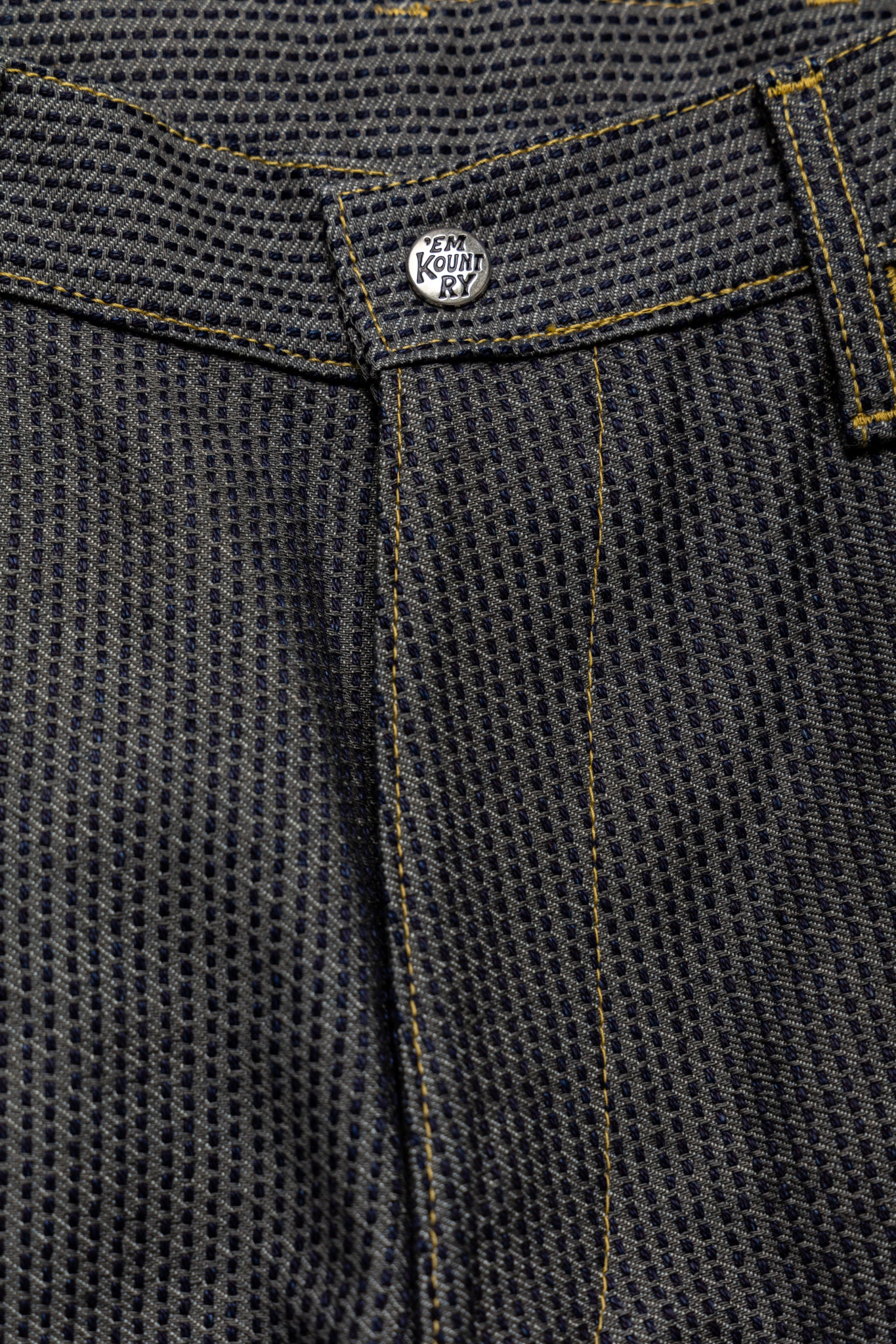 From Kapital. The silhouette of Frisco Jeans, which has room around the thighs, is arranged in a slightly flared style. L-shaped pocket It has a pintuck design that looks like a center press. Zipper Fly Distressed. Color: Semi (Charcoal) x Indigo. Made in Japan