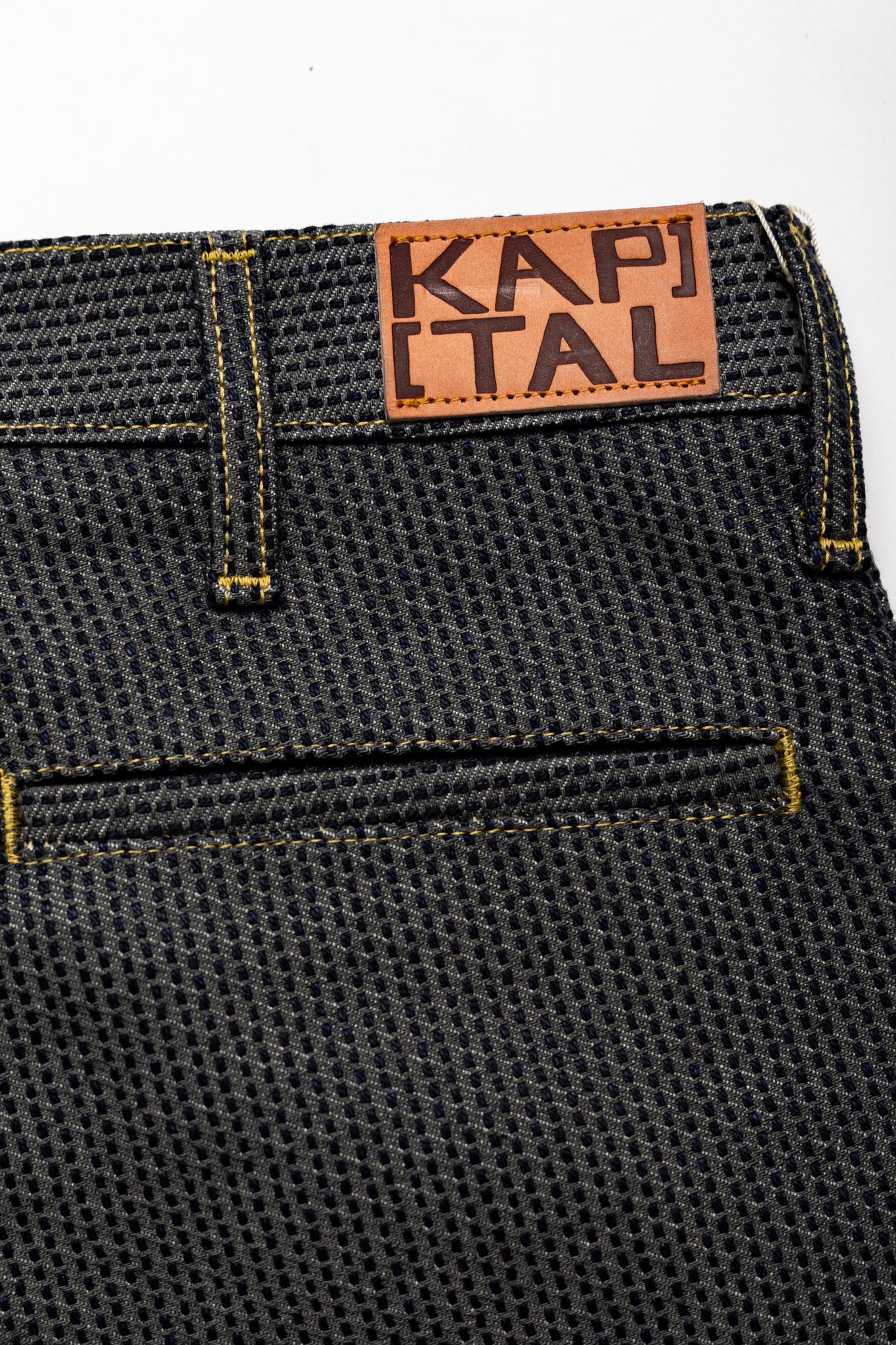 From Kapital. The silhouette of Frisco Jeans, which has room around the thighs, is arranged in a slightly flared style. L-shaped pocket It has a pintuck design that looks like a center press. Zipper Fly Distressed. Color: Semi (Charcoal) x Indigo. Made in Japan