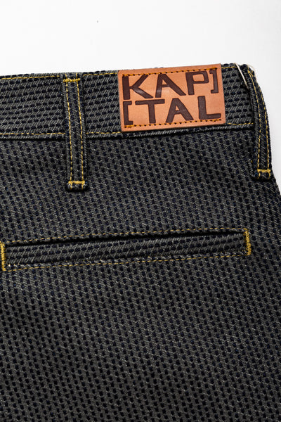 From Kapital. The silhouette of Frisco Jeans, which has room around the thighs, is arranged in a slightly flared style. L-shaped pocket It has a pintuck design that looks like a center press. Zipper Fly Distressed. Color: Semi (Charcoal) x Indigo. Made in Japan