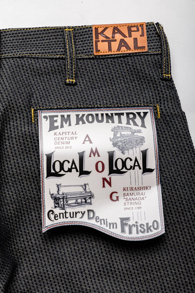 From Kapital. The silhouette of Frisco Jeans, which has room around the thighs, is arranged in a slightly flared style. L-shaped pocket It has a pintuck design that looks like a center press. Zipper Fly Distressed. Color: Semi (Charcoal) x Indigo. Made in Japan