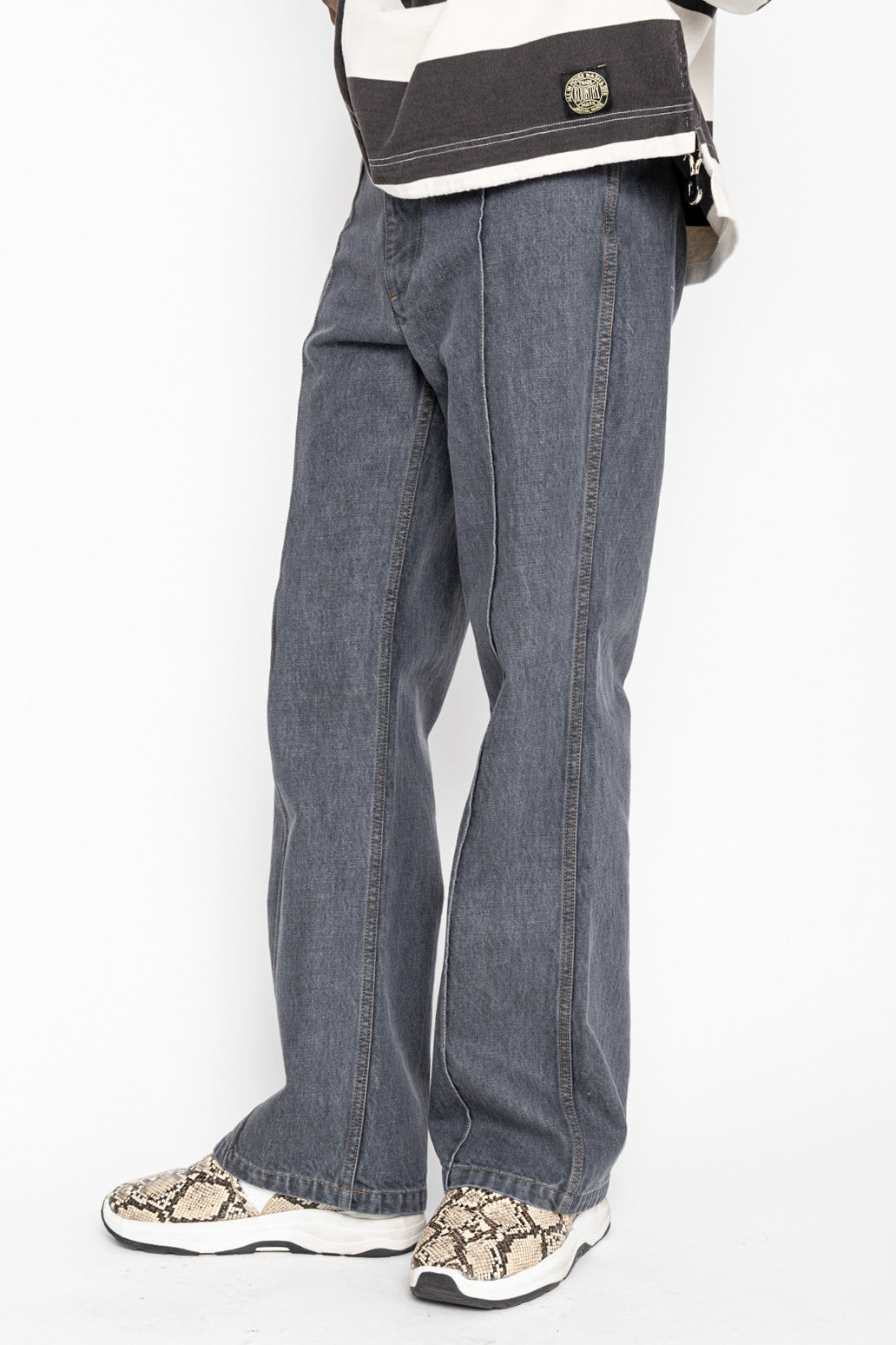 From Kapital. The silhouette of Frisco Jeans, which has room around the thighs, is arranged in a slightly flared style. L-shaped pocket It has a pintuck design that looks like a center press. Zipper Fly Distressed. Color: Faded Black. Made in Japan