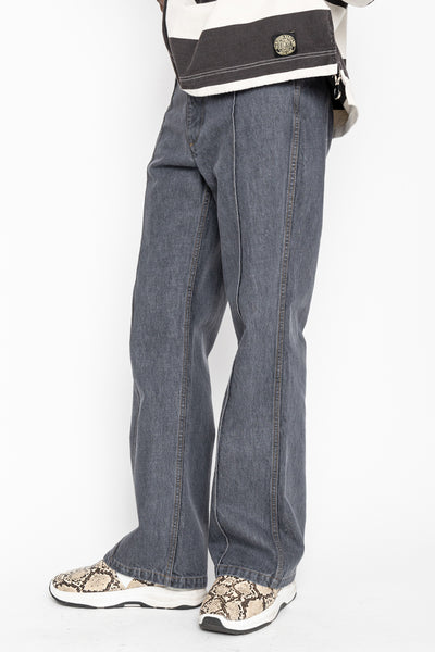 From Kapital. The silhouette of Frisco Jeans, which has room around the thighs, is arranged in a slightly flared style. L-shaped pocket It has a pintuck design that looks like a center press. Zipper Fly Distressed. Color: Faded Black. Made in Japan