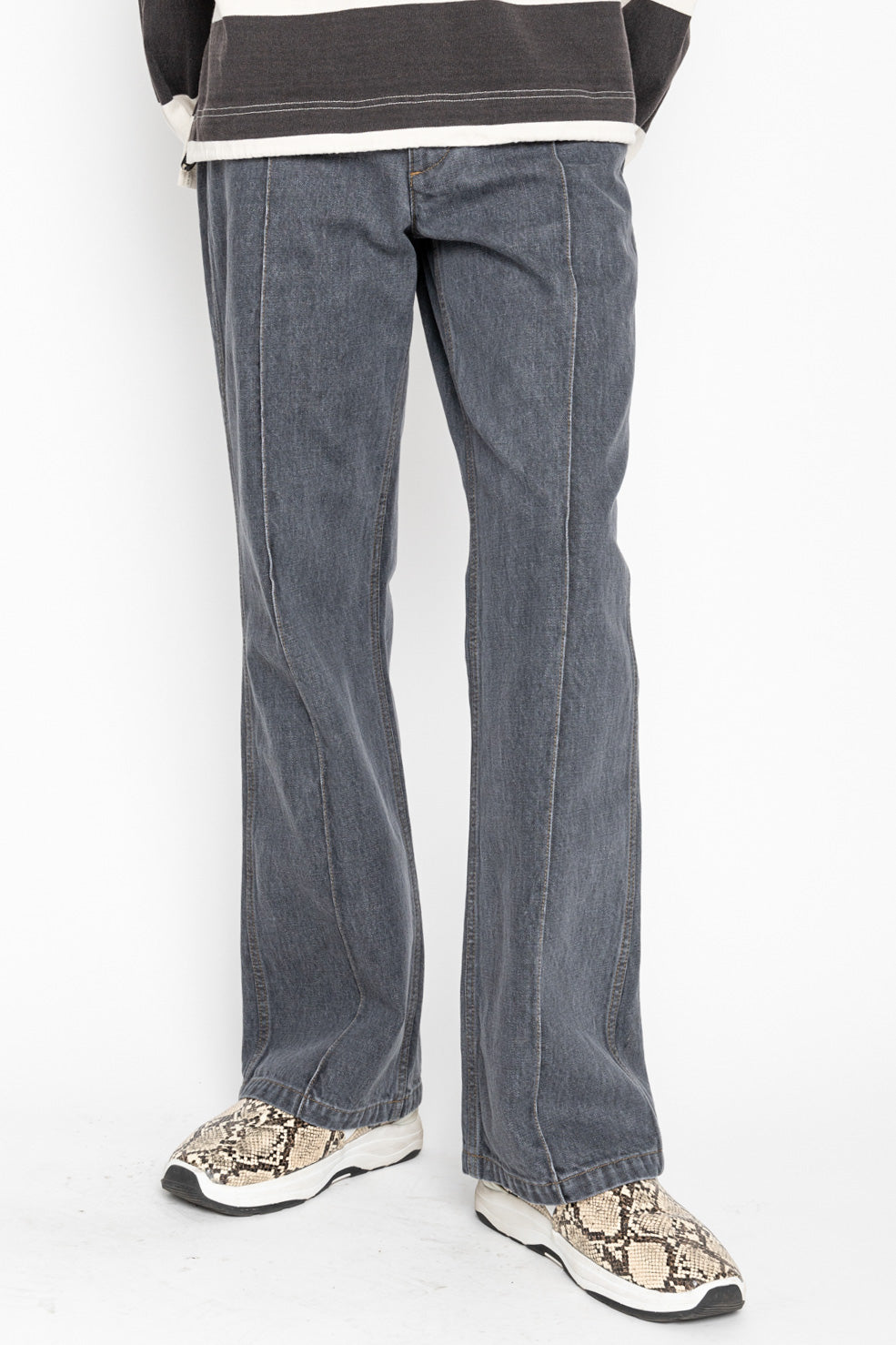 From Kapital. The silhouette of Frisco Jeans, which has room around the thighs, is arranged in a slightly flared style. L-shaped pocket It has a pintuck design that looks like a center press. Zipper Fly Distressed. Color: Faded Black. Made in Japan