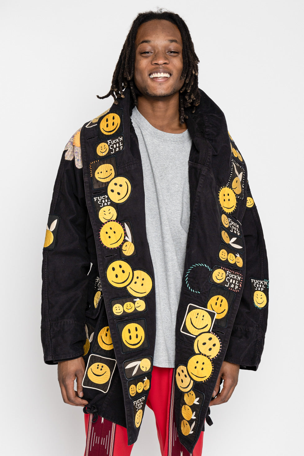 Kapital KOUNTRY Ring Coat distressed by craftsmen from KOUNTRY. Color: Black. Large size that covers the body like a sleeping bag Voluminous collar(hoody) keeps your neck warm which can be town-use but also outdoor Ribs are attached to the inside of the cuffs for the good fit, cold protection, and ease of the movement Distressed Various patches There are individual differences because it is a reconstructed item. 