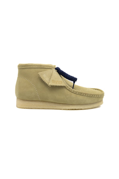 Clarks Originals Wallaby Boot in Maple Suede. Crafted with butter-soft suede for a premium feel, this iconic silhouette stays true to its design DNA with a chunky pebble crepe sole, waxy laces and tonal logo fobs. Premium maple suede upper Breathable leather lining Part-recycled natural rubber pebble crepe sole Includes additional lace for versatile wear Finished with two fobs (Clarks Originals and Wallabee) 