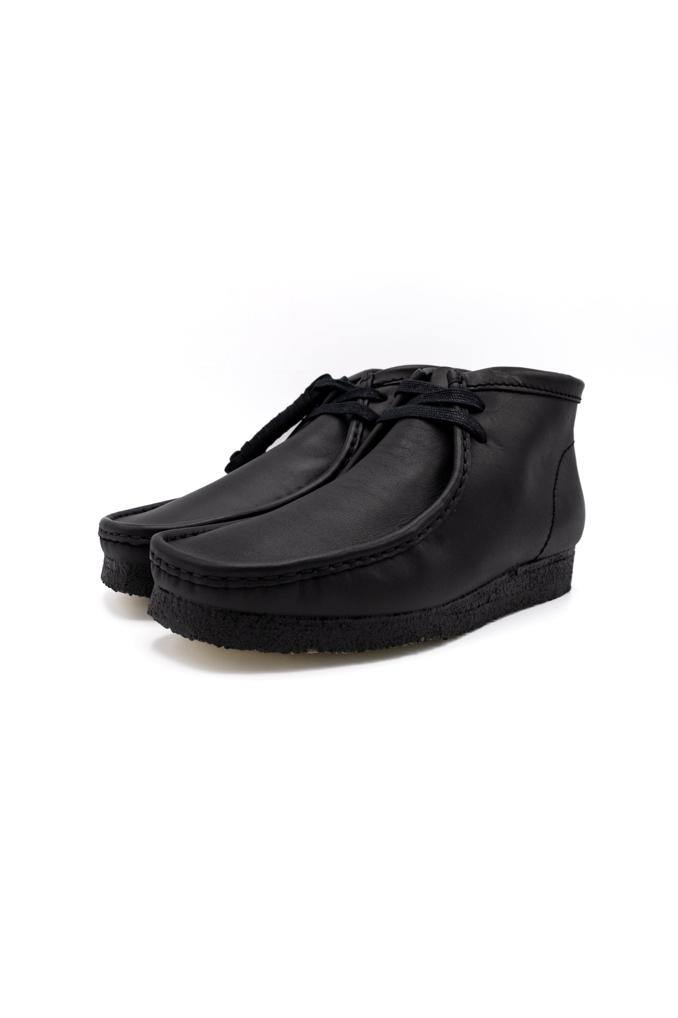 Clark's Original Wallaby Boot in Black Leather. With rugged leather uppers for a premium feel, this silhouette sits atop a chunky pebble crepe sole to stay true to its design DNA, while waxy laces and tonal fobs complete this stone cold classic. Premium black leather upper Natural rubber pebble crepe sole Finished with two Clarks Originals fobs