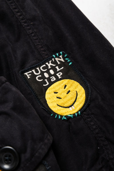 Kapital KOUNTRY Ring Coat distressed by craftsmen from KOUNTRY. Color: Black. Large size that covers the body like a sleeping bag Voluminous collar(hoody) keeps your neck warm which can be town-use but also outdoor Ribs are attached to the inside of the cuffs for the good fit, cold protection, and ease of the movement Distressed Various patches There are individual differences because it is a reconstructed item. 