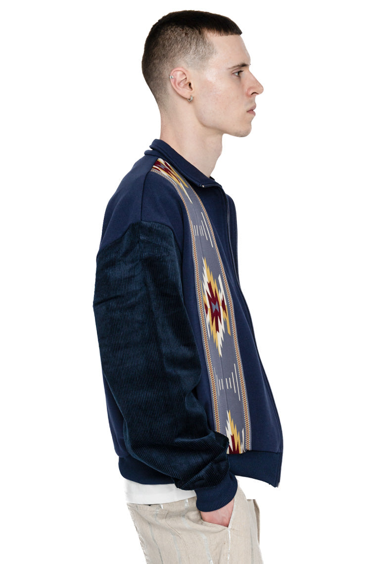 Kapital Navy A truck jacket with an eye -catching Ortega pattern front line. The sleeves are stitched with corduroy fabric in the middle ridge. 100% polyester Sleeve parts: 98% cotton, 2% polyurethane Made in Japan 