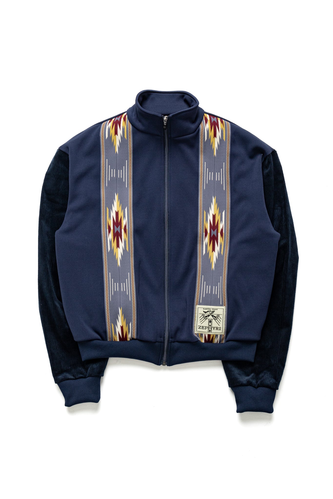 Kapital Navy A truck jacket with an eye -catching Ortega pattern front line. The sleeves are stitched with corduroy fabric in the middle ridge. 100% polyester Sleeve parts: 98% cotton, 2% polyurethane Made in Japan 