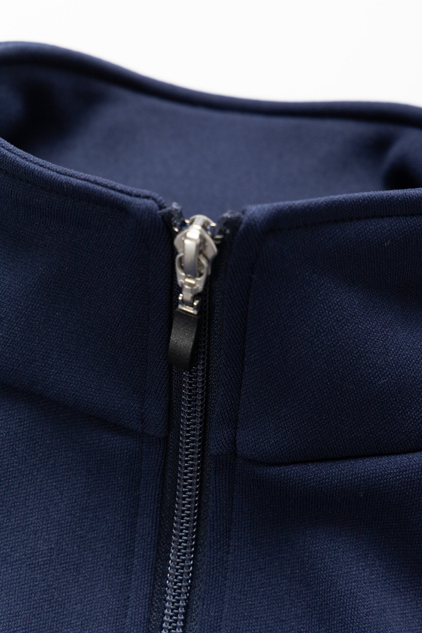 Kapital Navy A truck jacket with an eye -catching Ortega pattern front line. The sleeves are stitched with corduroy fabric in the middle ridge. 100% polyester Sleeve parts: 98% cotton, 2% polyurethane Made in Japan 