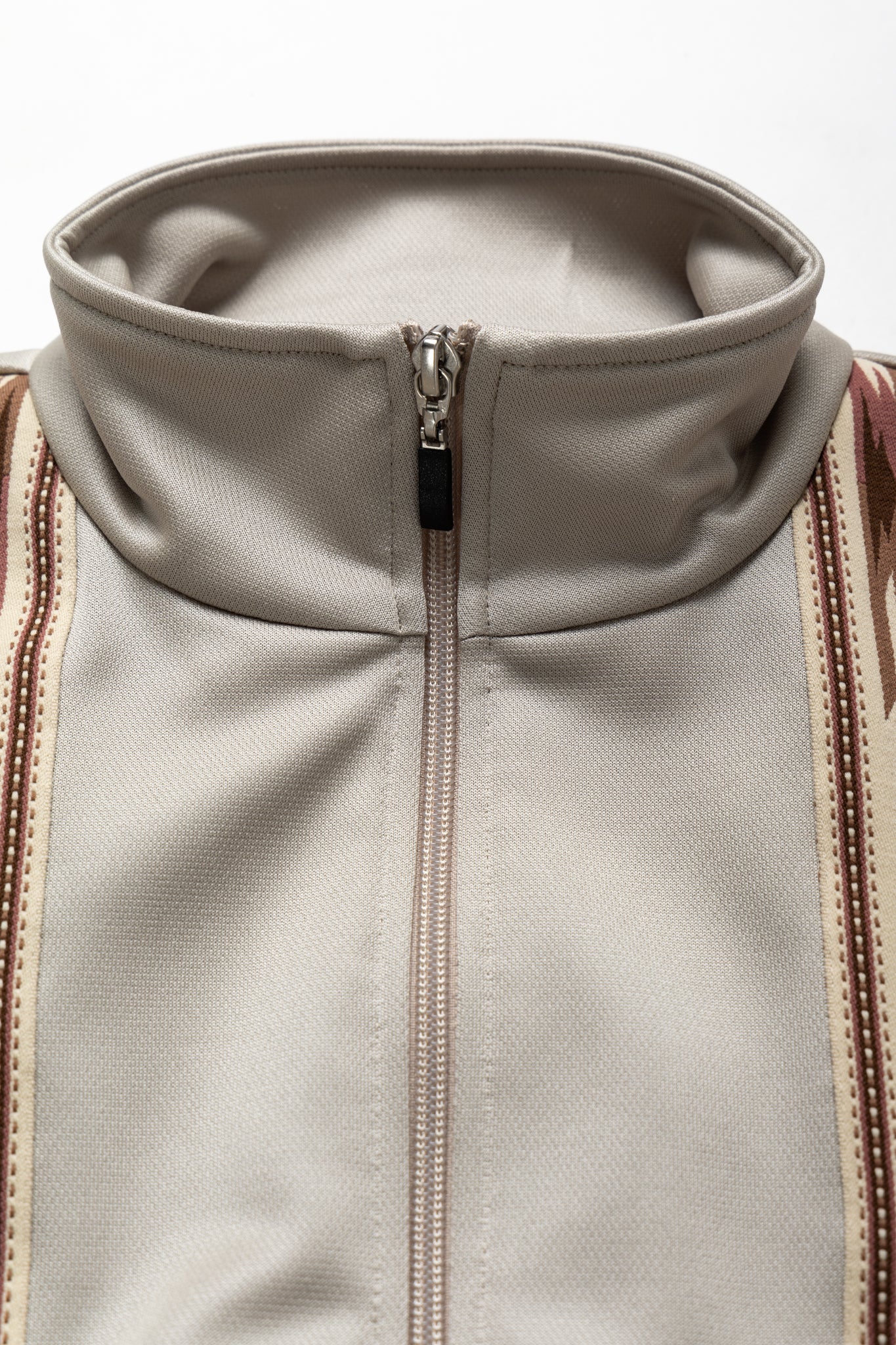 Kapital Beige trucker jacket with an eye -catching Ortega pattern front line. The sleeves are stitched with corduroy fabric in the middle ridge. 100% polyester Sleeve parts: 98% cotton, 2% polyurethane Made in Japan 